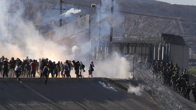 La frontera de Tijuana colapsó. Crónica de un cruce anunciado (y&nbsp;orquestado)